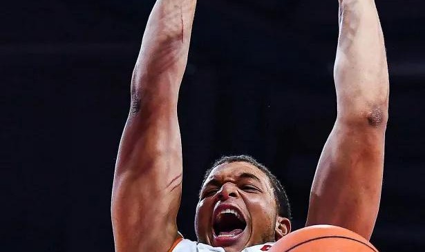 米乐体育-首节20分+全场36分！35岁弗格加盟即巅峰，上海捡到CBA最强“定海神针”